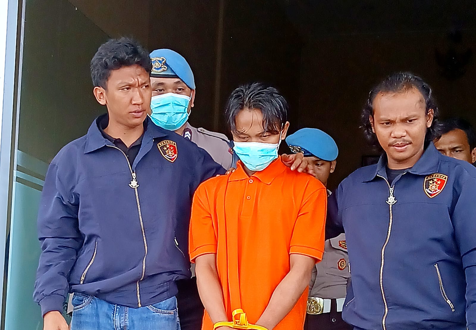 Pelaku pembunuhan, ASM (baju orange) saat dihadirkan dalam konfrensi pers di Mapolres Anambas.