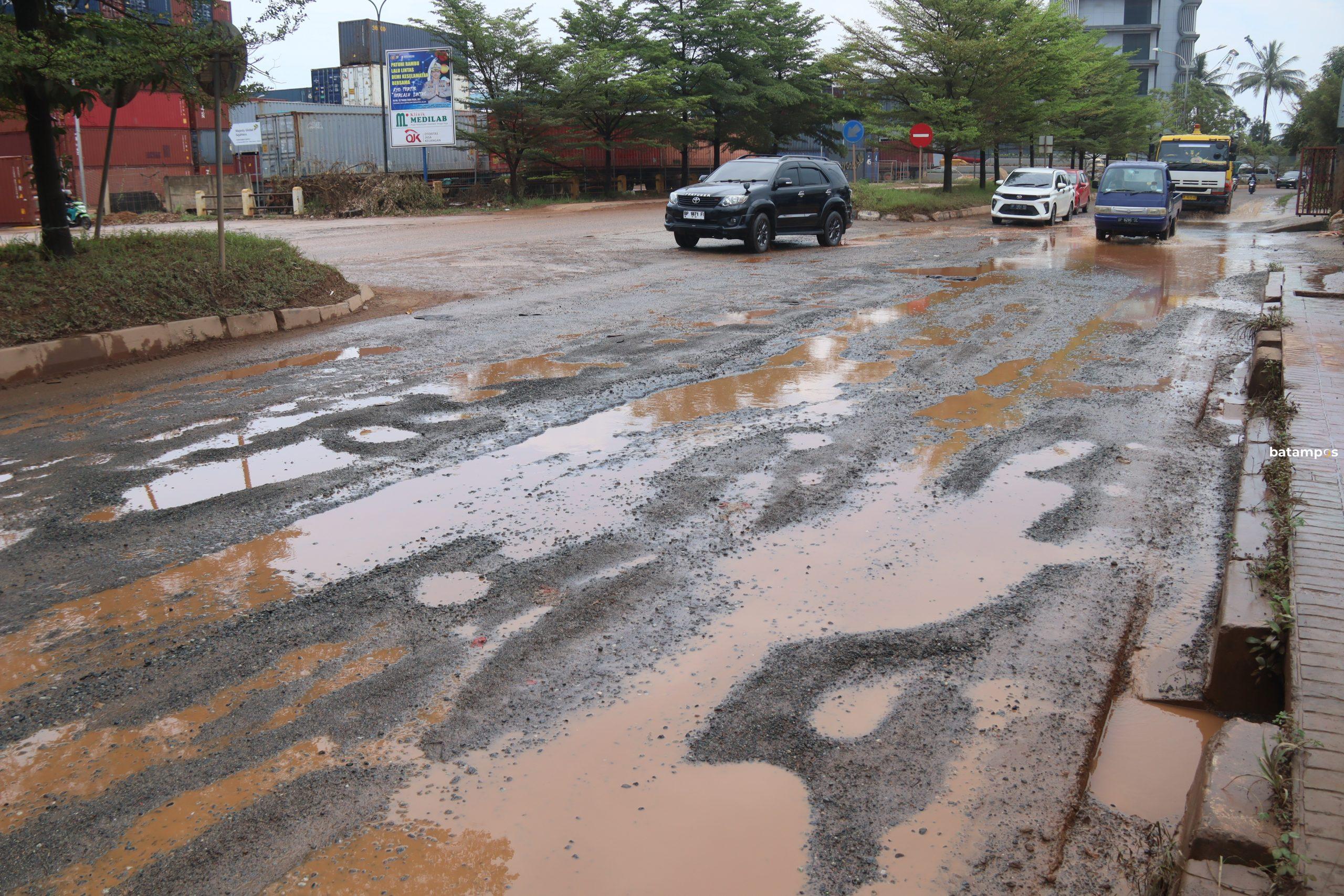 Kondisi jalan Duyung, Batuampar terlihat berlubang.