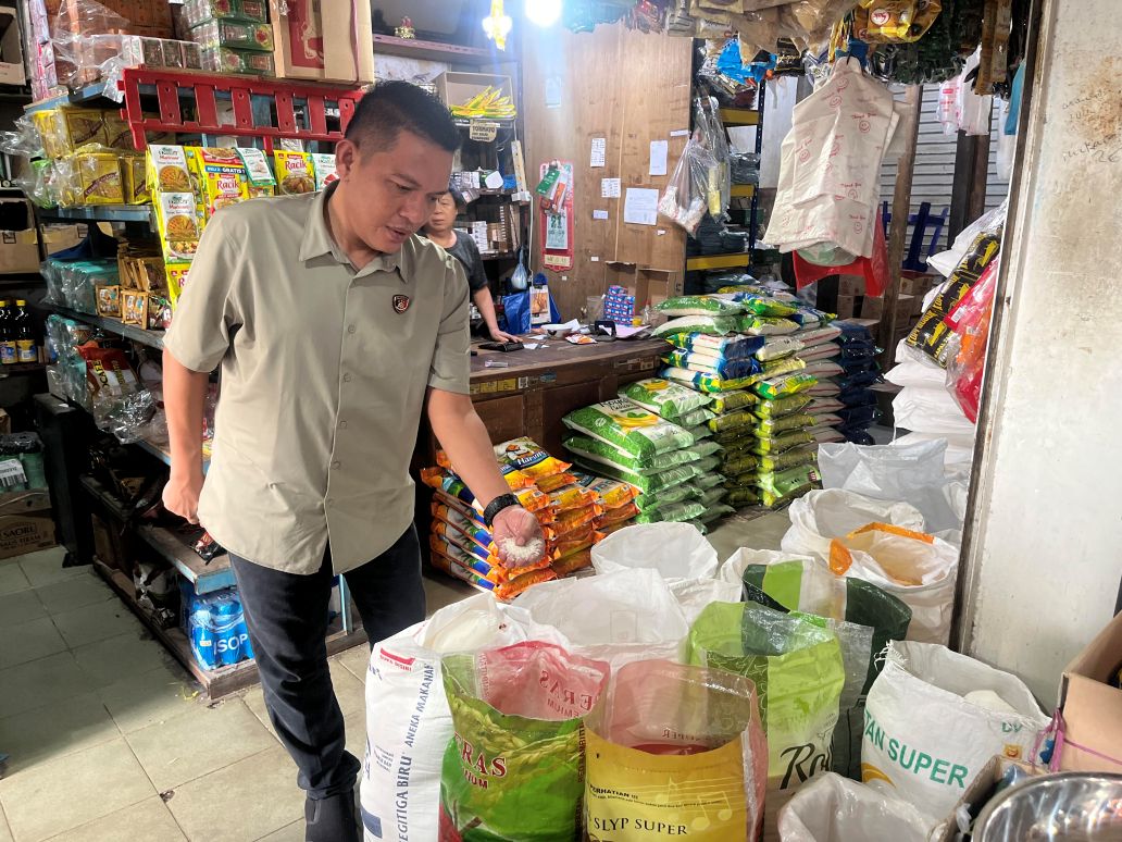 Anggota kepolisian saat mengecek beras di salah satu pasar di Batam.