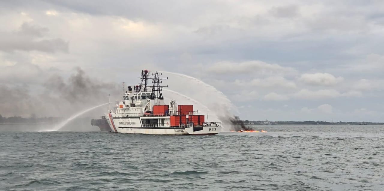 Kapal dari Pangkalan PLP Tanjunguban melakukan proses pemadaman kapal yang terbakar di perairan Selat Riau, Kamis (23/10) pagi.