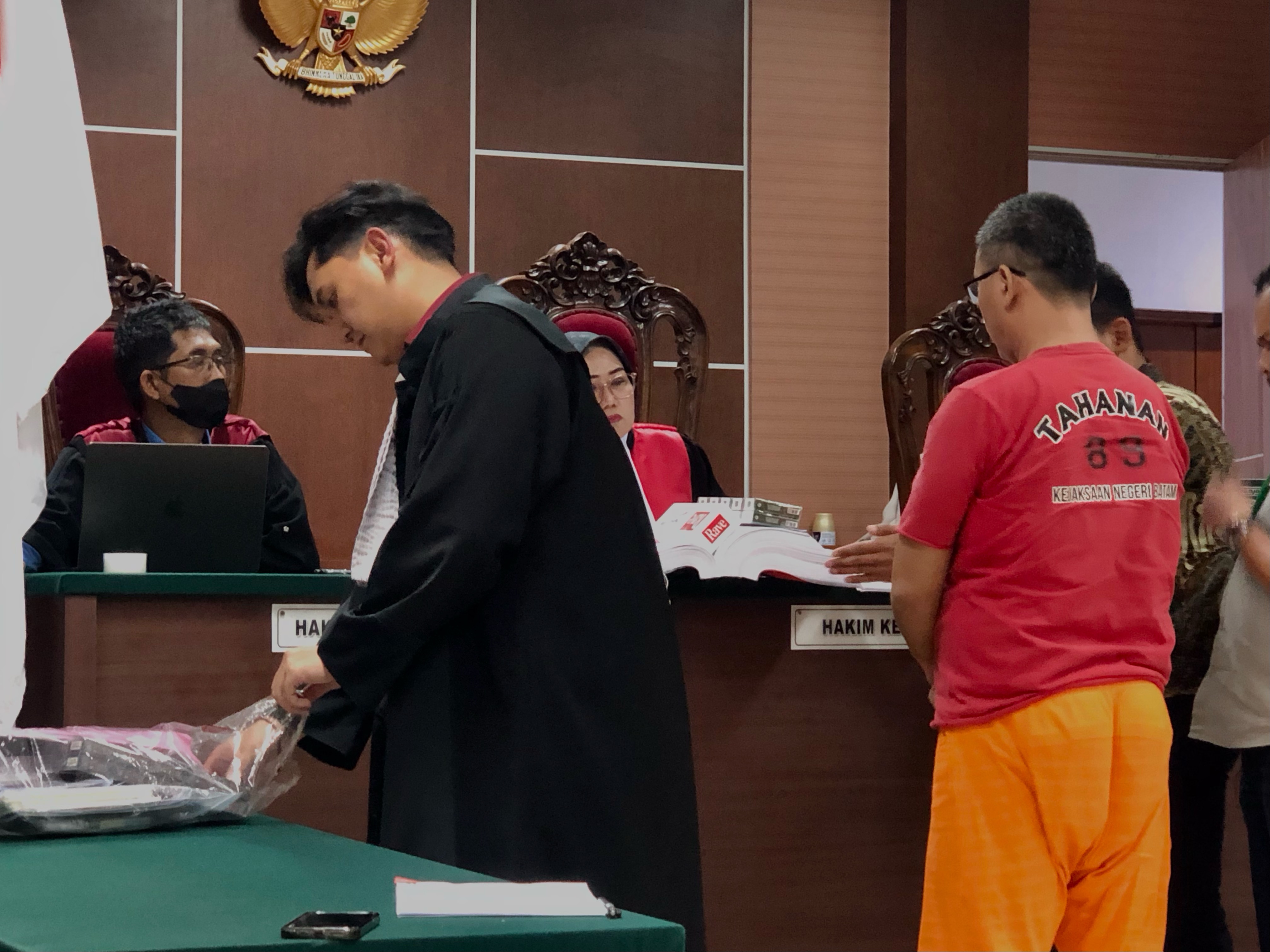Terdakwa kasus penyelundupan rokok saat megikuti sidang di PN Batam.