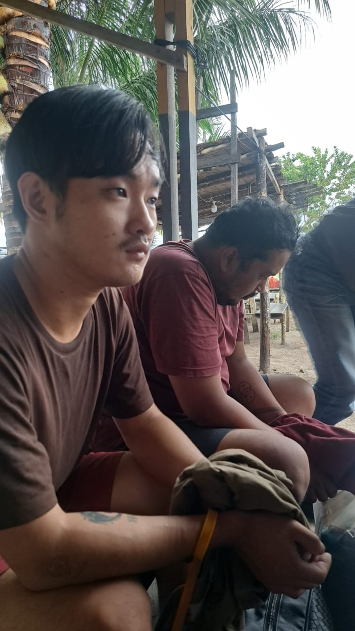 Kedua buronan kasus penipuan dan penggelapan, Steven dan Victor saat diamankan di Tarempa Selatan, Kabupaten Anambas.