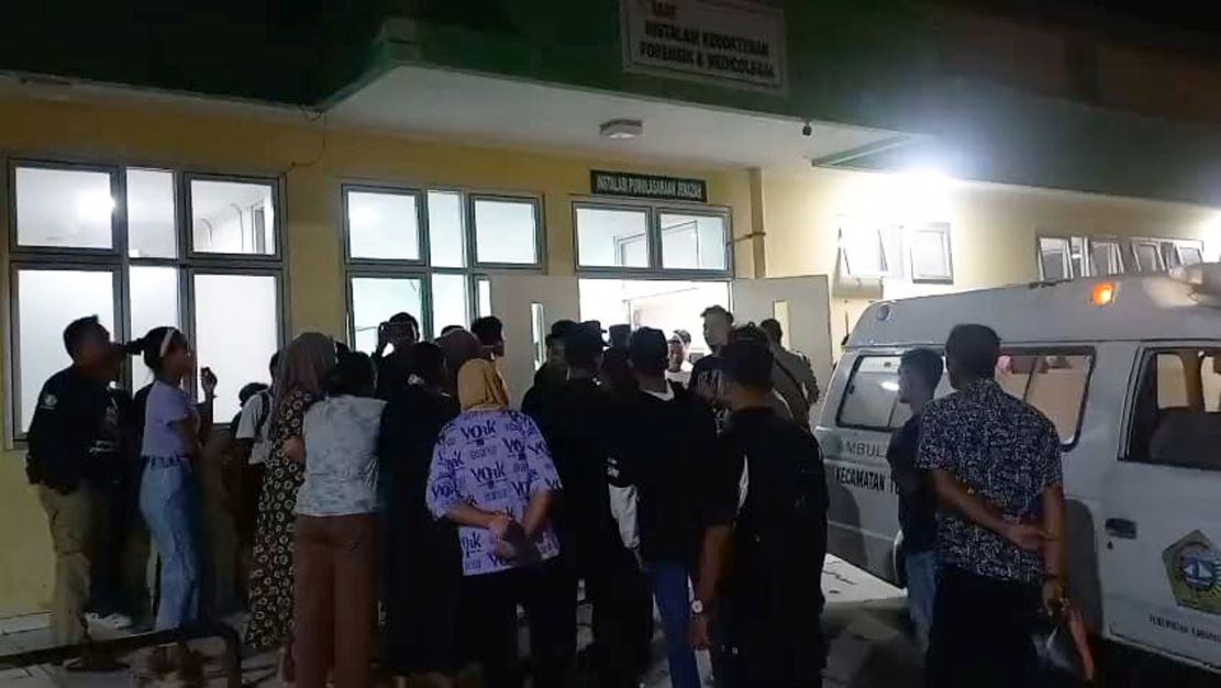 Pihak keluarga yang mengetahui korban sudah ditemukan mendatangi rumah sakit.