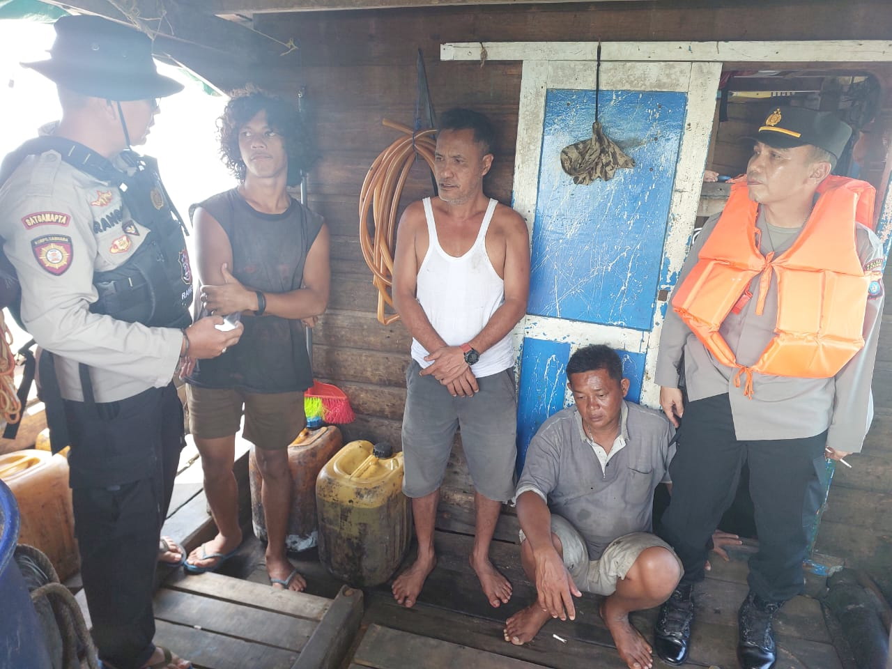 Kru kapal tenggelam berhasil diselamatkan polair.