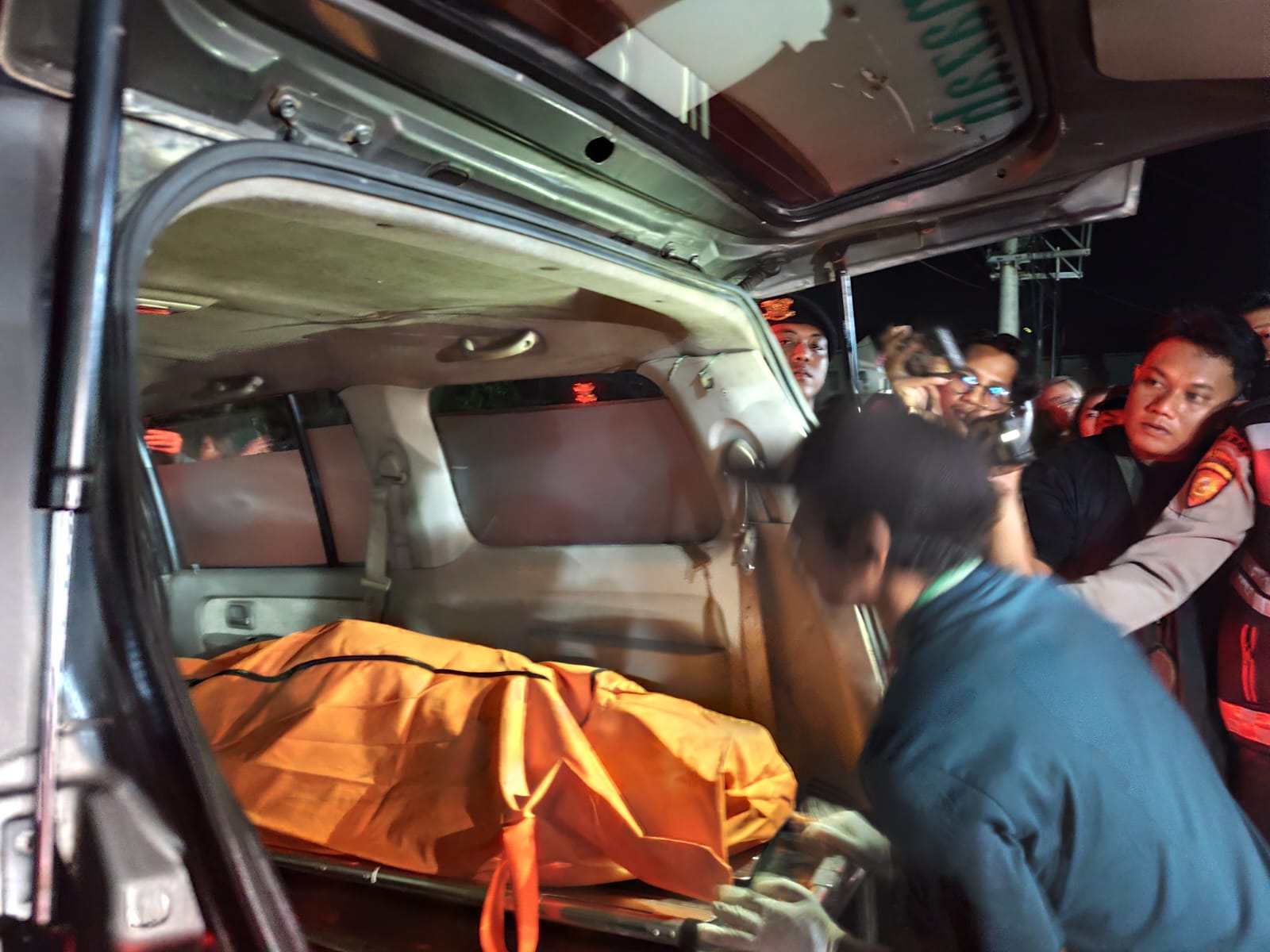 Korban saat dilakukan evakuasi usai ditemukan tewas di dalam rumah miliknya di Perumahan Pinang Mas Tanjungpinang, Sabtu (25/10) malam.