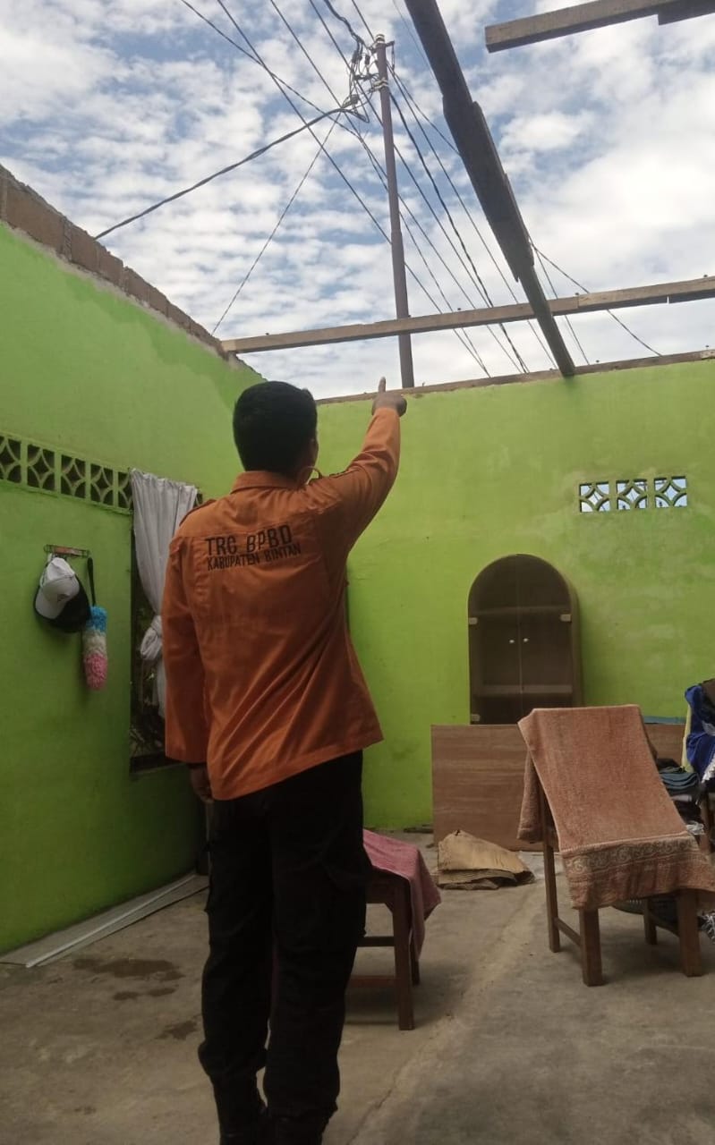 Petugas BPBD Bintan langsung turun setelah menerima laporan kerusakan akibat angin kencang yang merusak atap rumah warga di Bintan, Sabtu (25/10).