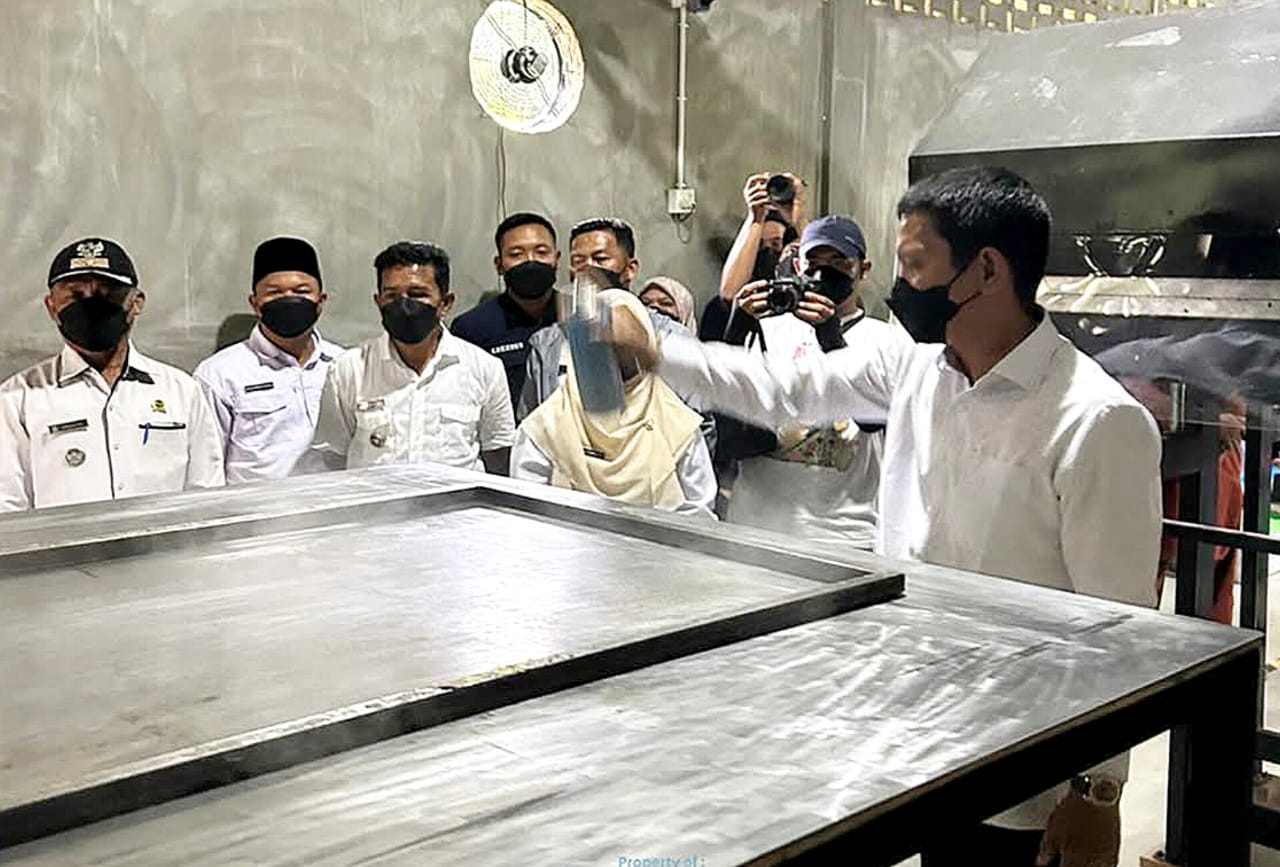 Wabup Raja Bayu (paling kanan) saat meninjau produksi daur ulang sampah plastik di Desa Kuala Maras, Kecamatan Jemaja Timur.