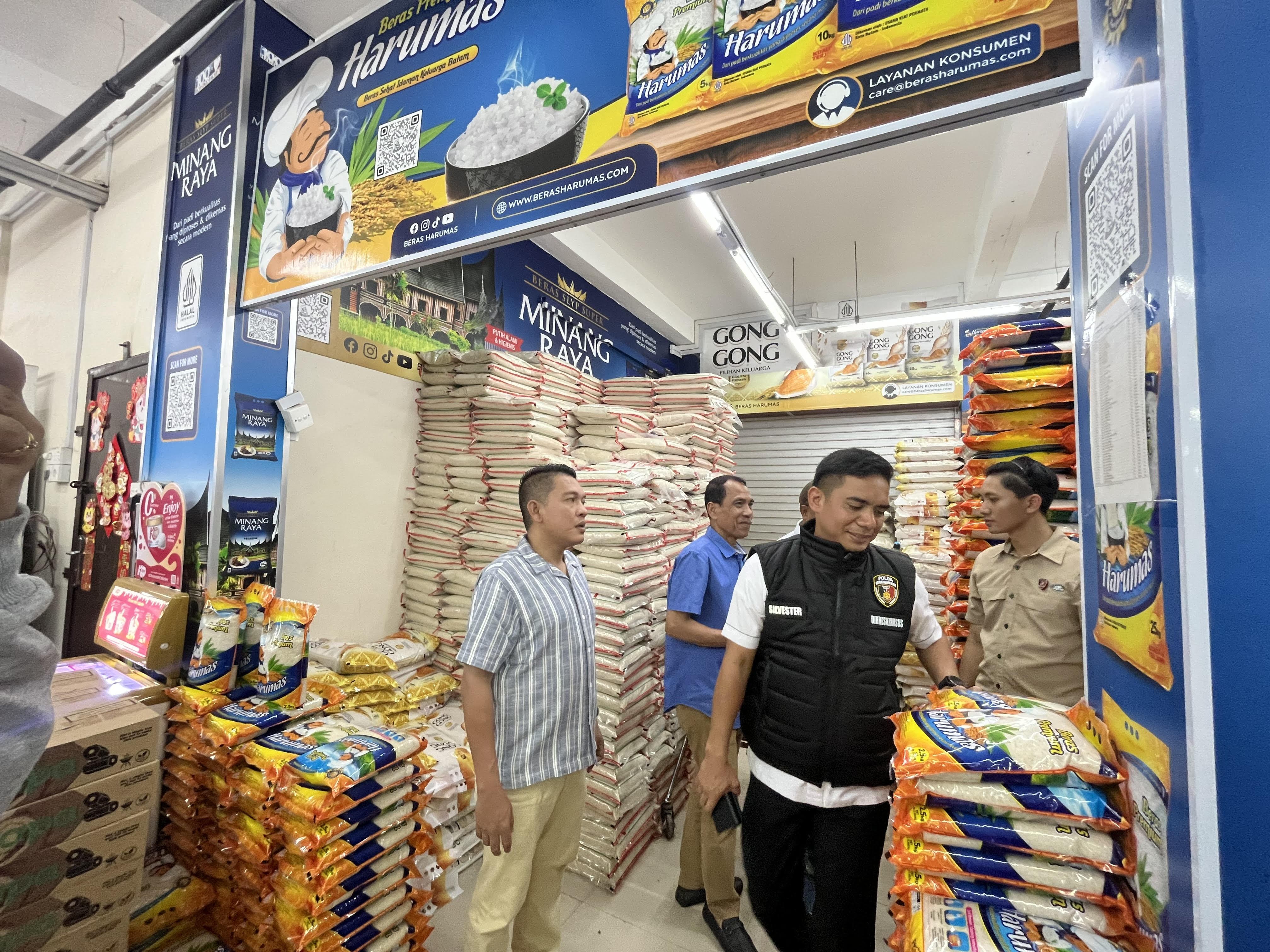 Tim Ditkrimsus Polda Kepri turun ke pasar pasar mengecek harga beras.