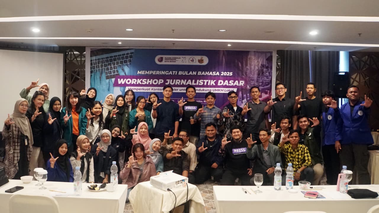 Peserta pelatihan bersama pemateri foto bersama usai kegiatan.