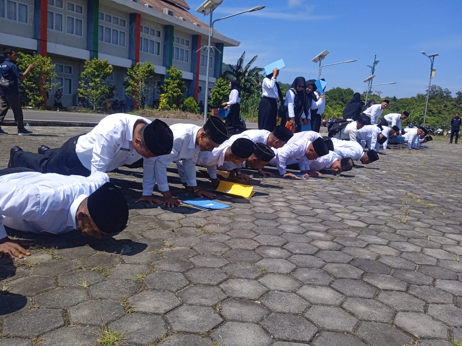 dengan sukarela para PPPK yang baru diangkat menjalankan hukuman akibat kelalaian mereka.