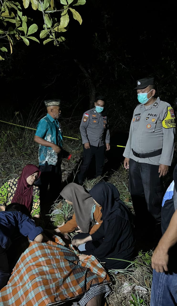 Korban saat akan dievakuasi ke rumah sakit setelah ditemukan di kebun di Kampung Tunas Baru RT 003 RW 003, Kelurahan Gunung Lengkuas.