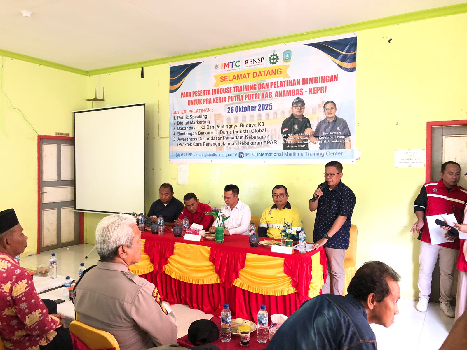 Kepala Dwsa Putik, Azman Riadi (berdiri) saat melaporkan kegiatan pelatihan kerja ke Bupati Anambas, Aneng.