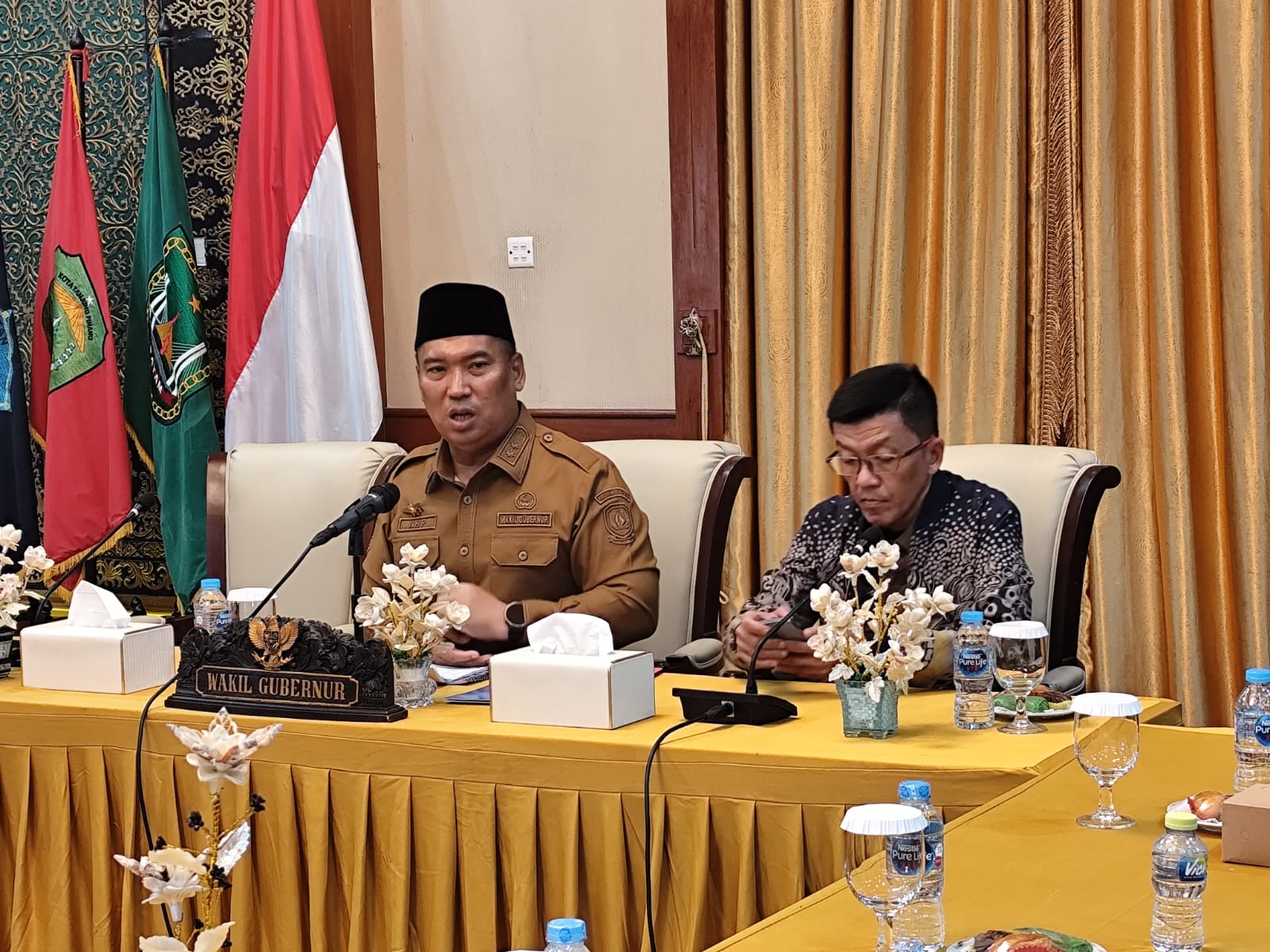 Wakil Gubernur Nyanyang (kiri) dan Kadispar Kepri Hasan (kanan) saat menyampaikan kalender event Pariwisata November 2025 d8 Gedung Daerah Tanjungpinang, Senin (27/10).