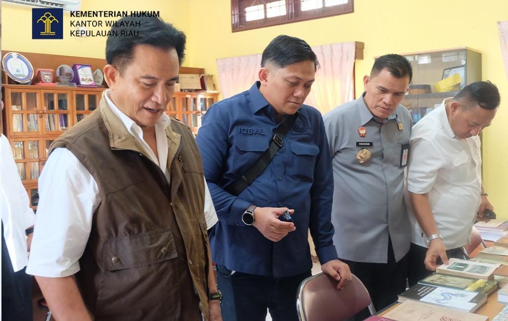 Kakanwil Kemenkum Kepri, Edison Manik saat mendampingi Menko Kumham Imipas Yusril ke Pulau Pemyengat, Senin (27/10).