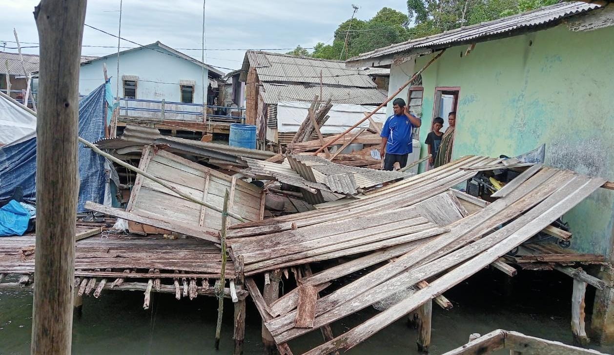 Rumah warga di Desa Mantang Besar, Kecamatan Mantang rusak parah setelah diterjang angin kencang pada Senin (27/10) pagi.