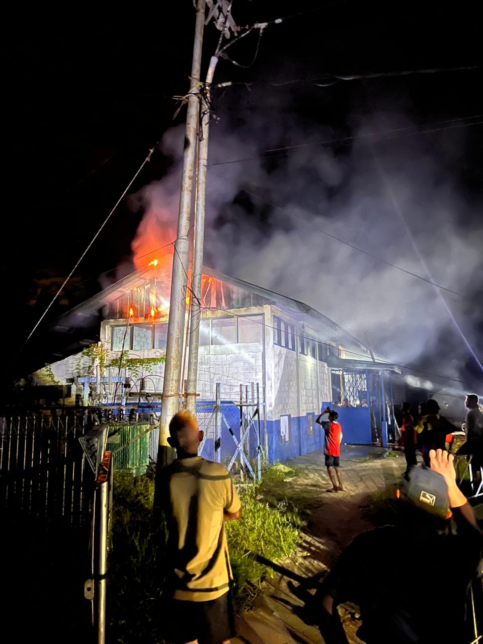 Bangunan tempat mesin pembangkit listrik PLTD di Pulau Paret, Kecamatan Selat Gelam terbakar.