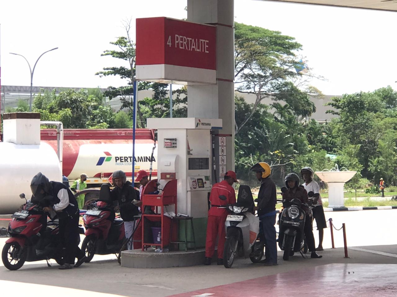 Sejumlah motor mengisi BBM di salah satu SPBU.