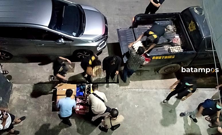 Bea Cukai Batam saat mengamankan minuman keras tanpa cukai di Pub Panda.