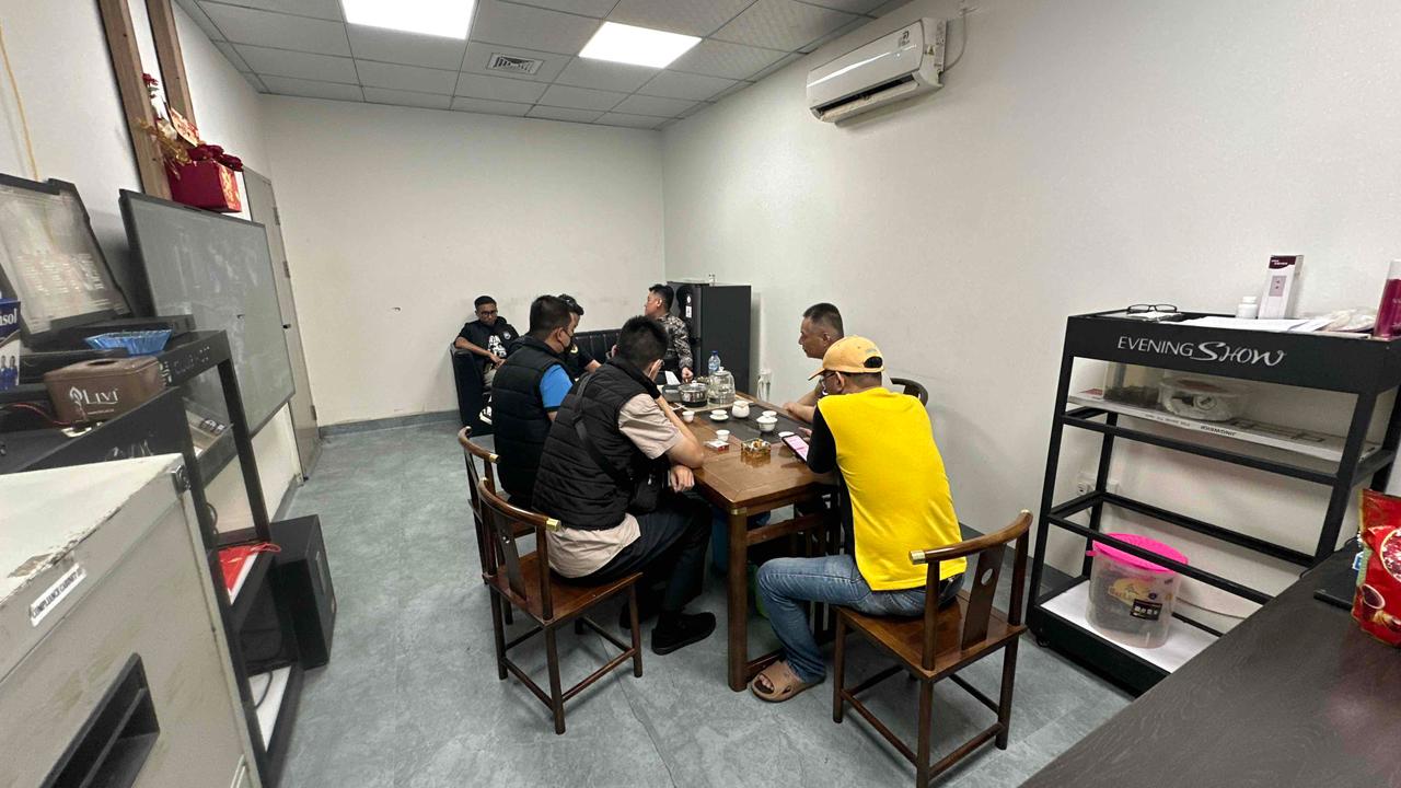 Petugas Imigrasi memeriksa WNA yang ditangkap dari klub malam.