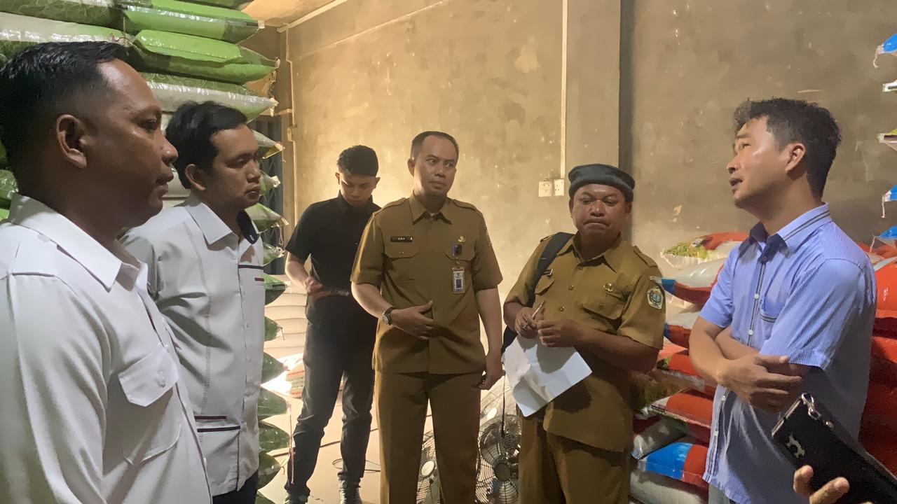 Satgas pangan saat mengecek harga beras di salah satu distributor.