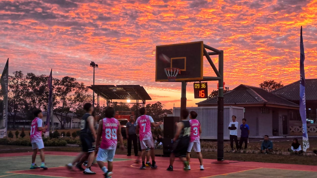 Pertandingan antara Tim Basket PT. BIIE dan Tim Basket PT. Singatac menjadi laga pembuka ajang olahraga antarpekerja, Annual Games 2025 di Kawasan BIE, Lobam, Selasa (28/10) petang.