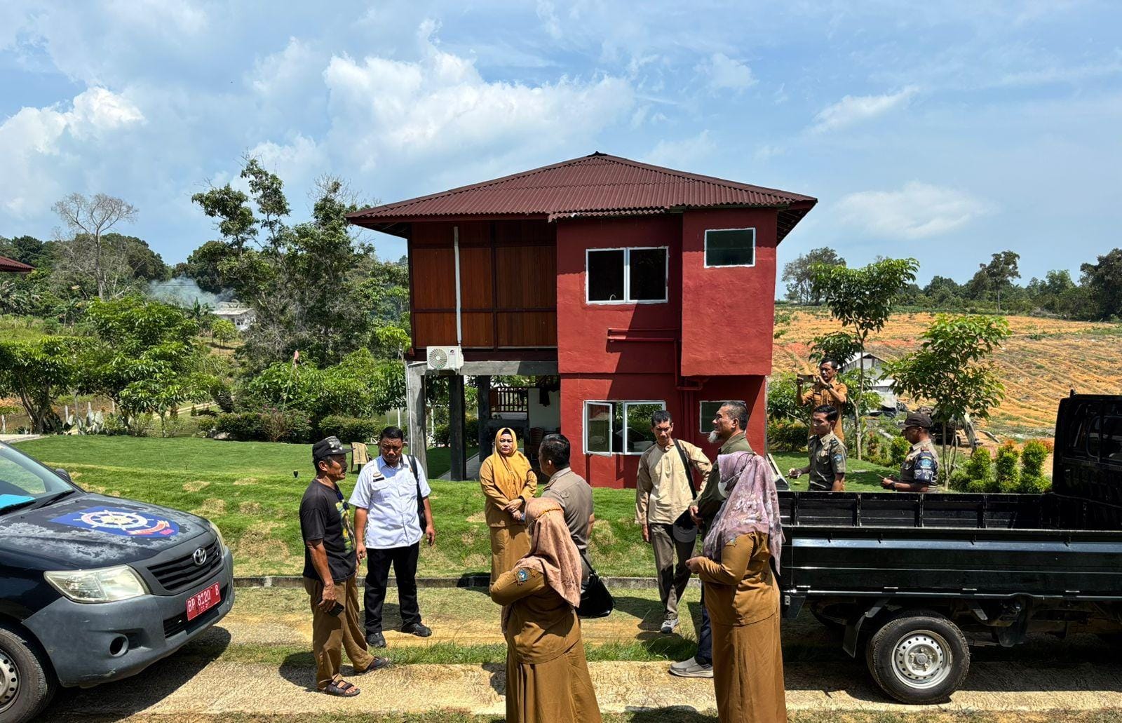 Tim Gabungan saat turun ke lokasi dua vila yang berada di Desa Sebong Pereh, Kecamatan Teluk Sebong.