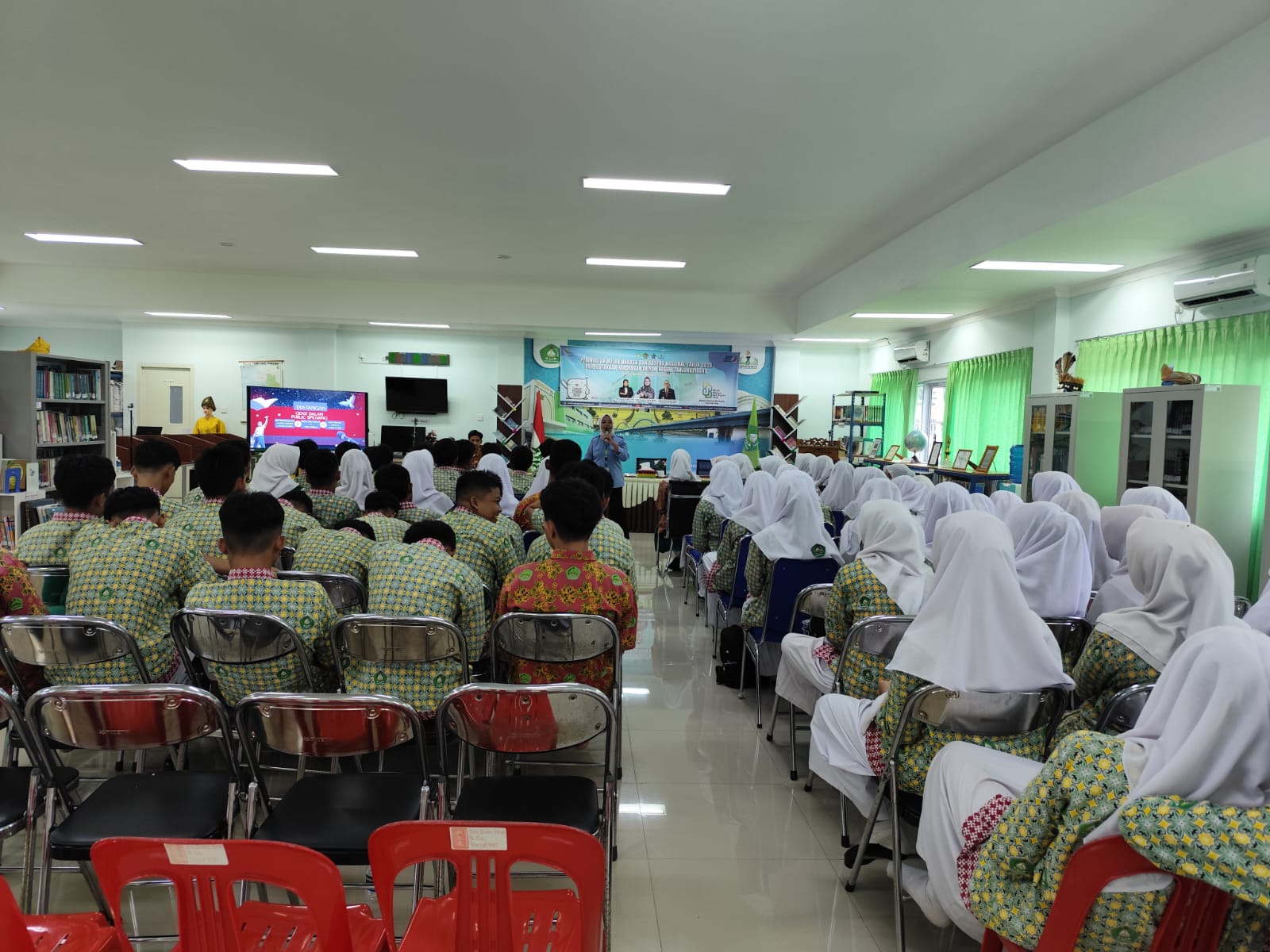 Puluhan siswa-siswi MAN Tanjungpinnag mengikuti seminar peningkatan literasi dan public speaking, Rabu (29/10).
