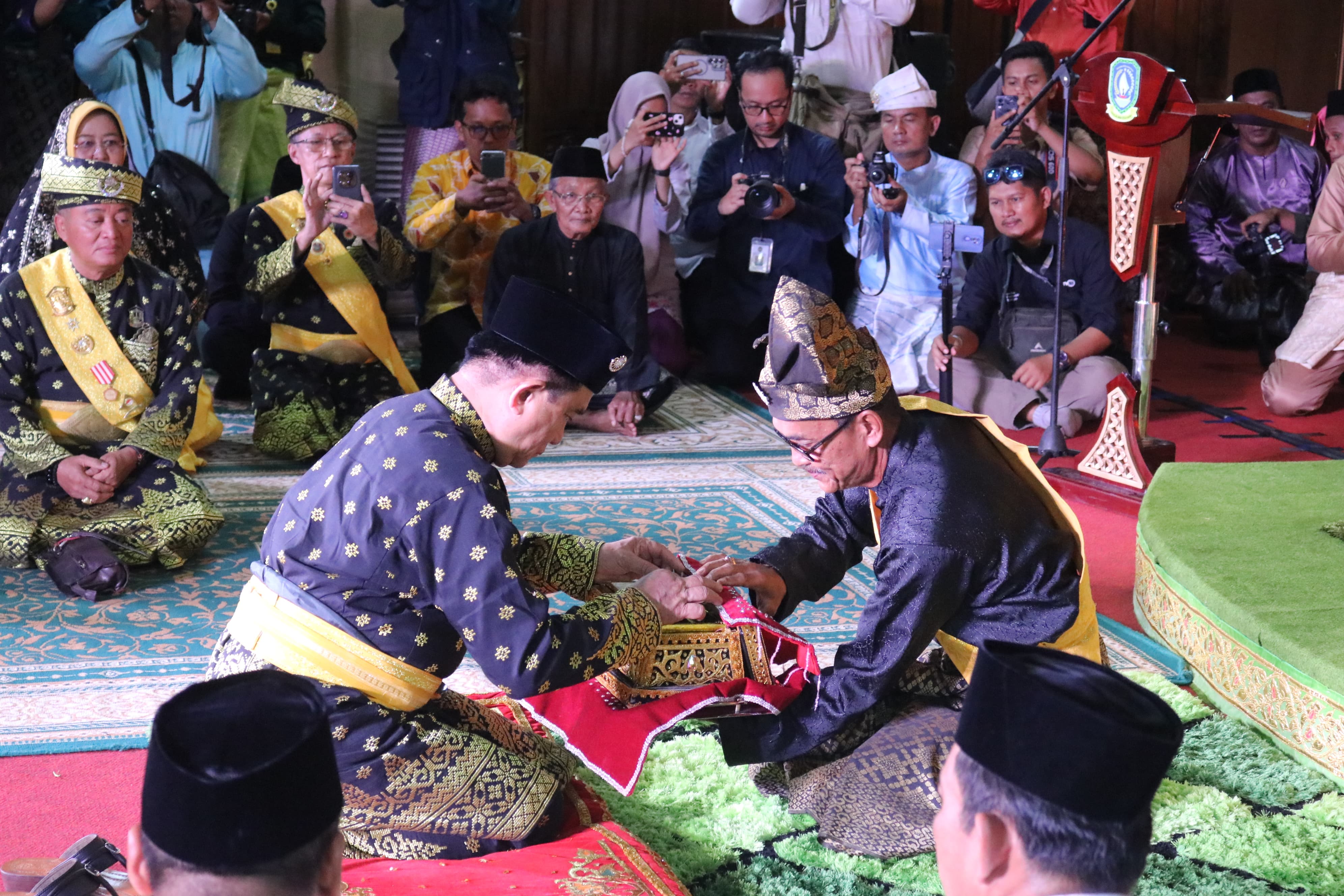 Menko Kumham Imipas RI, Yusril saat penabalan gelar Dato Seri Indra Narawangsa oleh LAM Daik Lingga.