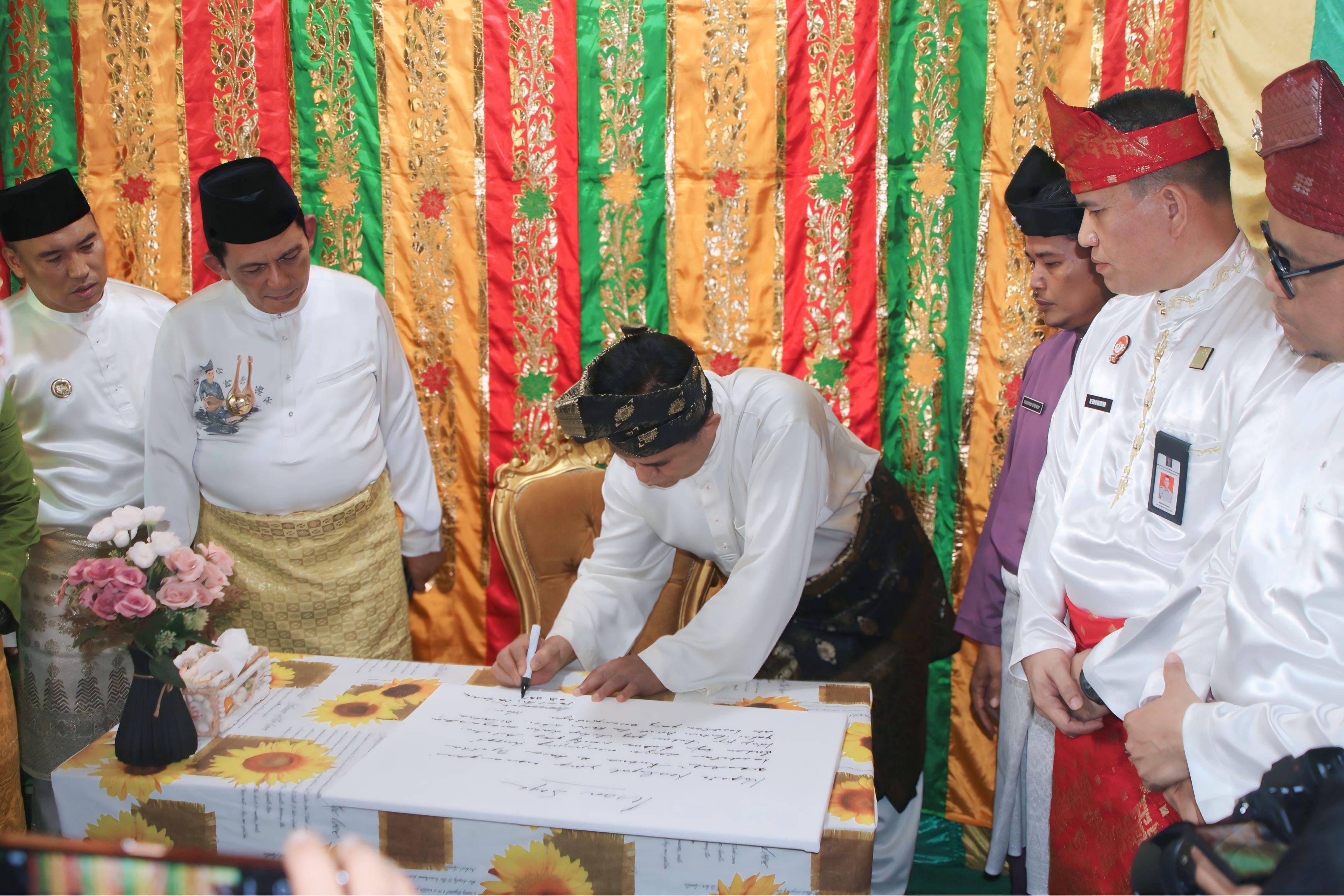Menko Kumham Imipas, Yusril saat mengunjungi Kabupaten Lingga, Selasa (28/10).