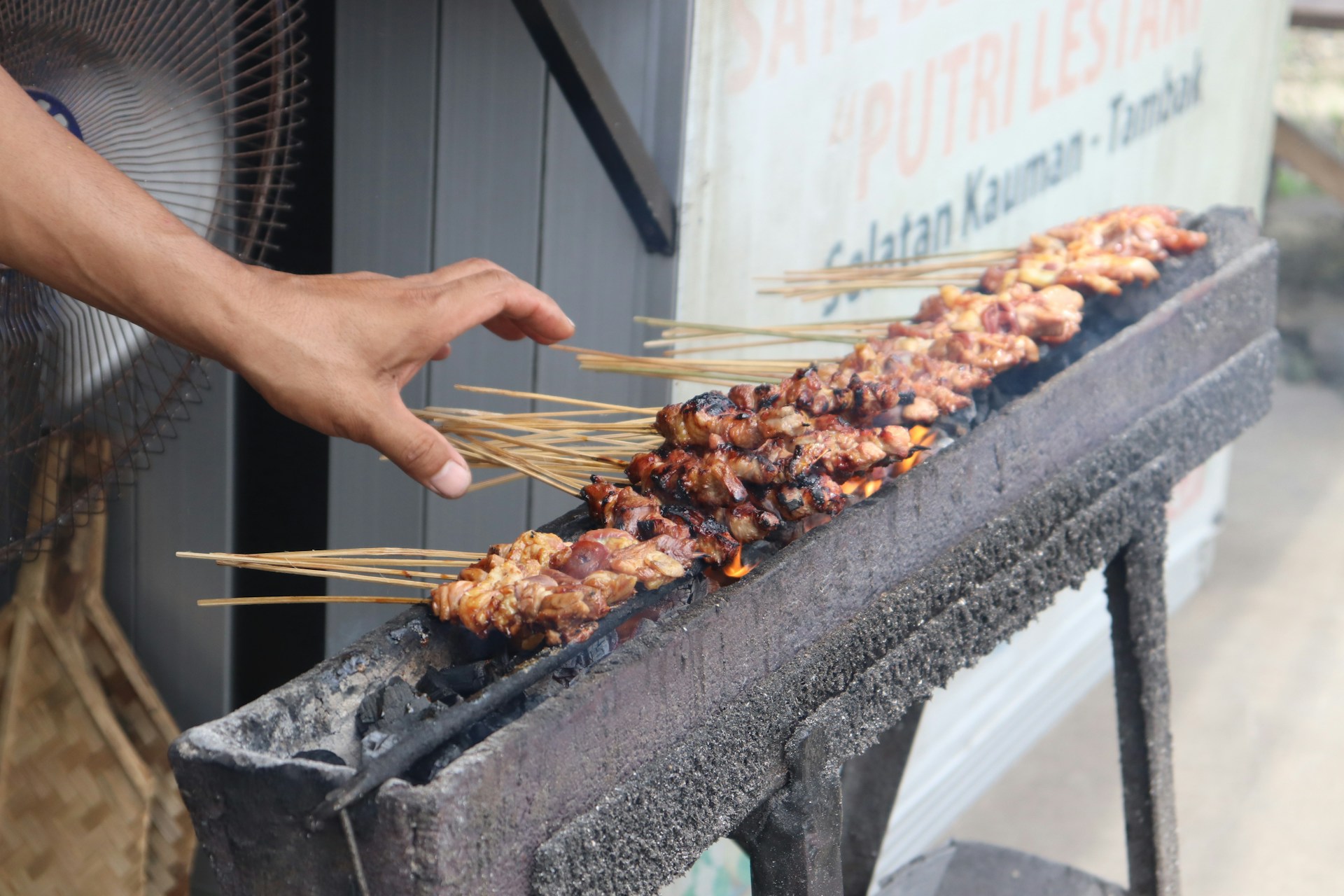 Sate menjadi salah satu kuliner yang dicari di Kota Batam