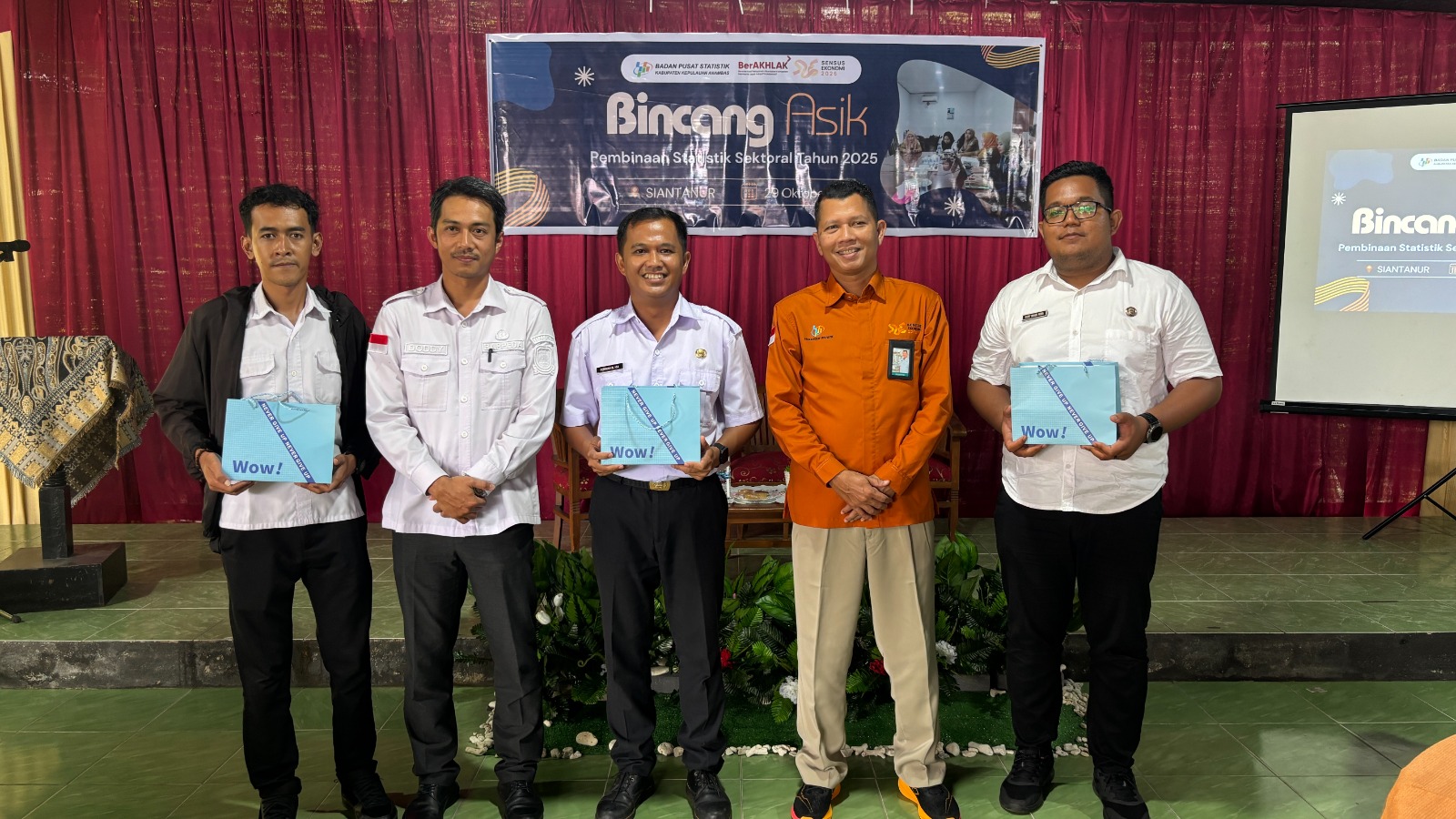 Kepala BPS Anambas, Adi Cahyadi memberikan bingkisan reward kepada OPD yang berperan aktif dalam wujudkan Satu Data Indonesia.