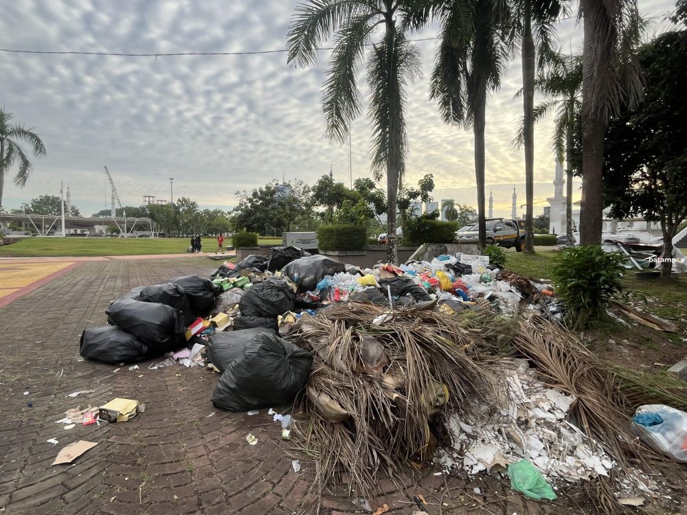 Tumpukan sampah menggunung di salah satu sudut Dataran Engku Putri, Batam Centre.