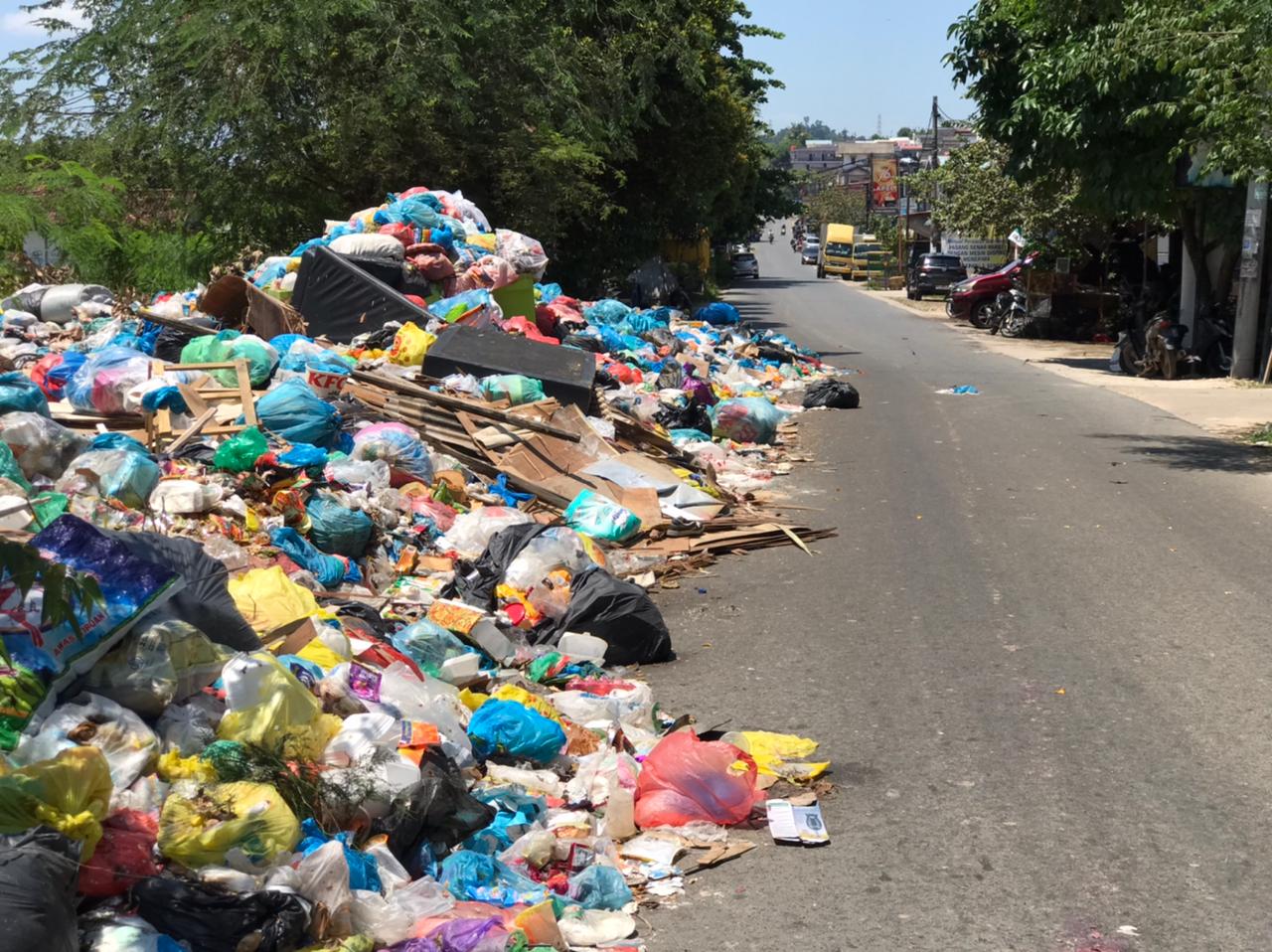 Tumpukan sampah di tepi jalan di daerah Piayu, Batam.