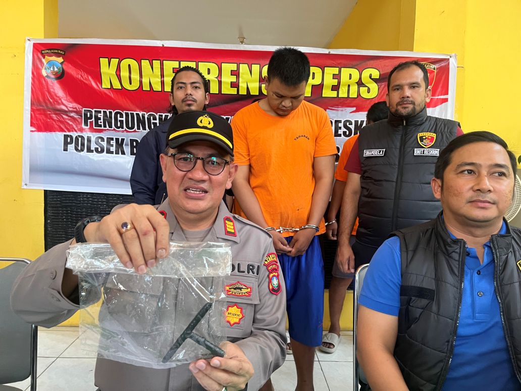 Polisi menunjukkan pelaku pencurian motor dan juga kunci T yang dipakai beraksi.