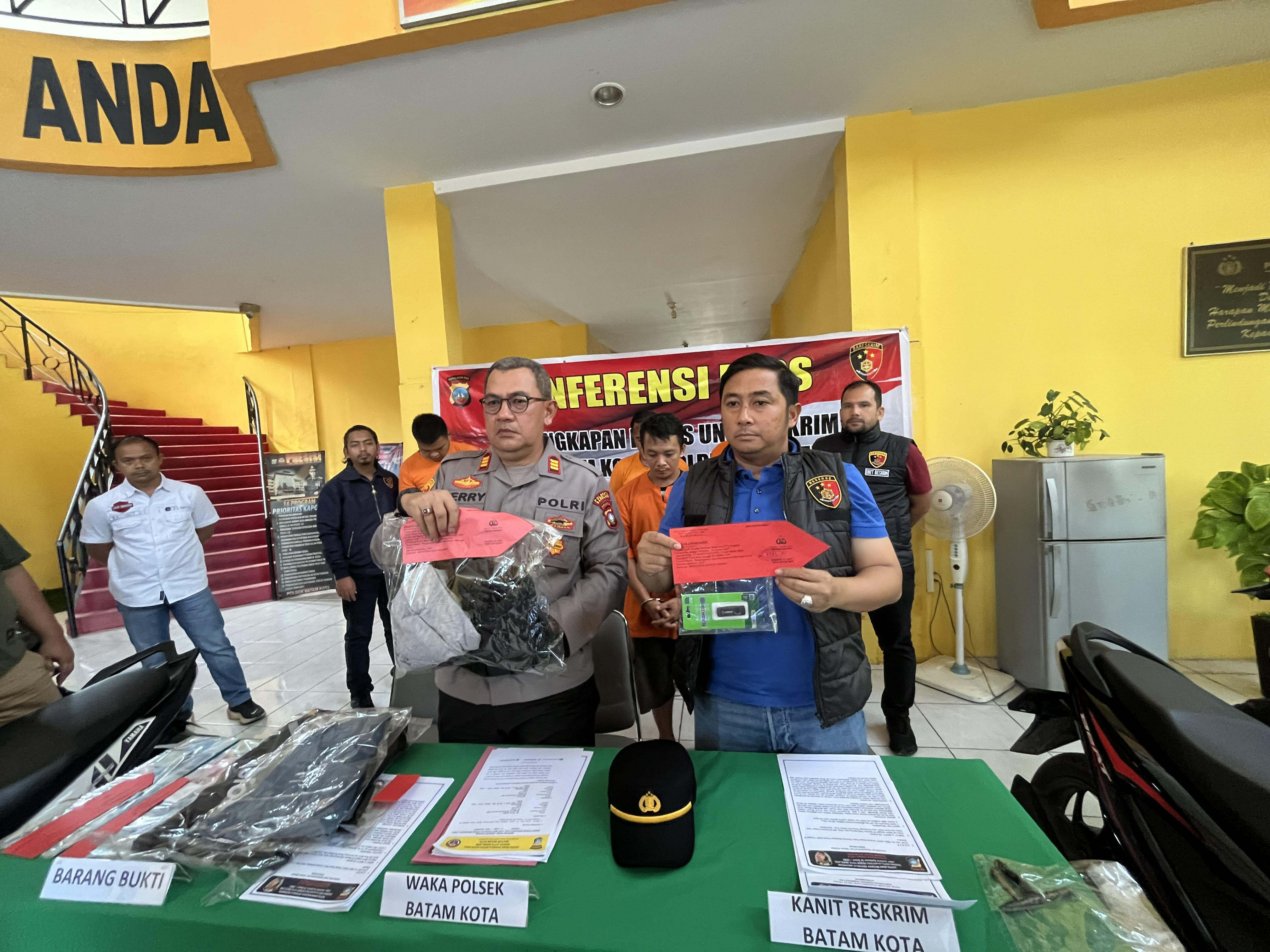 Tersangka dan barang bukti pembunuhan ditunjukkan polisi.