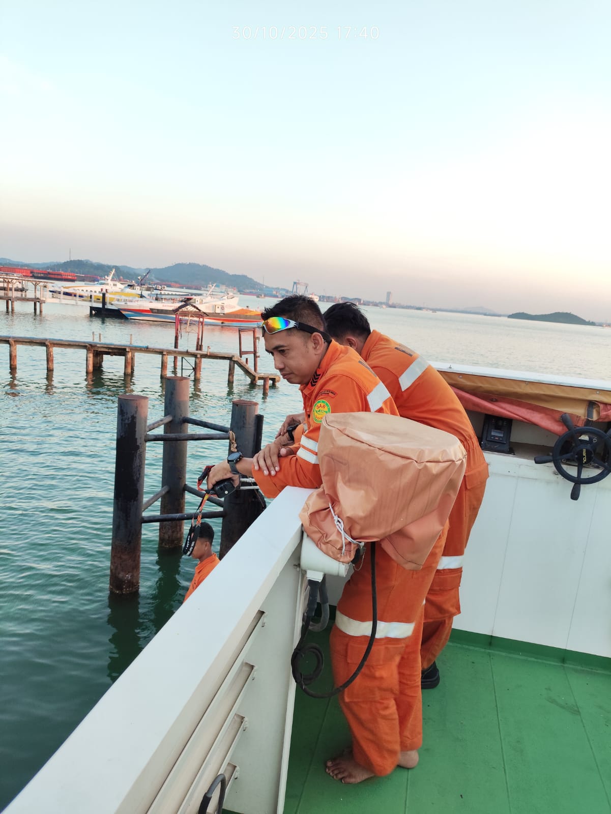 Pencarian kru kapal yang jatuh di laut Singapura.