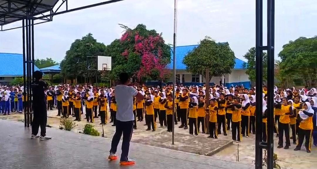 Pengurus PGSI Bintan pengenalan teknik dasar gulat, stretching dan warm up bersama, serta praktik sederhana kepada siswa SMP Negeri 11 Bintan.