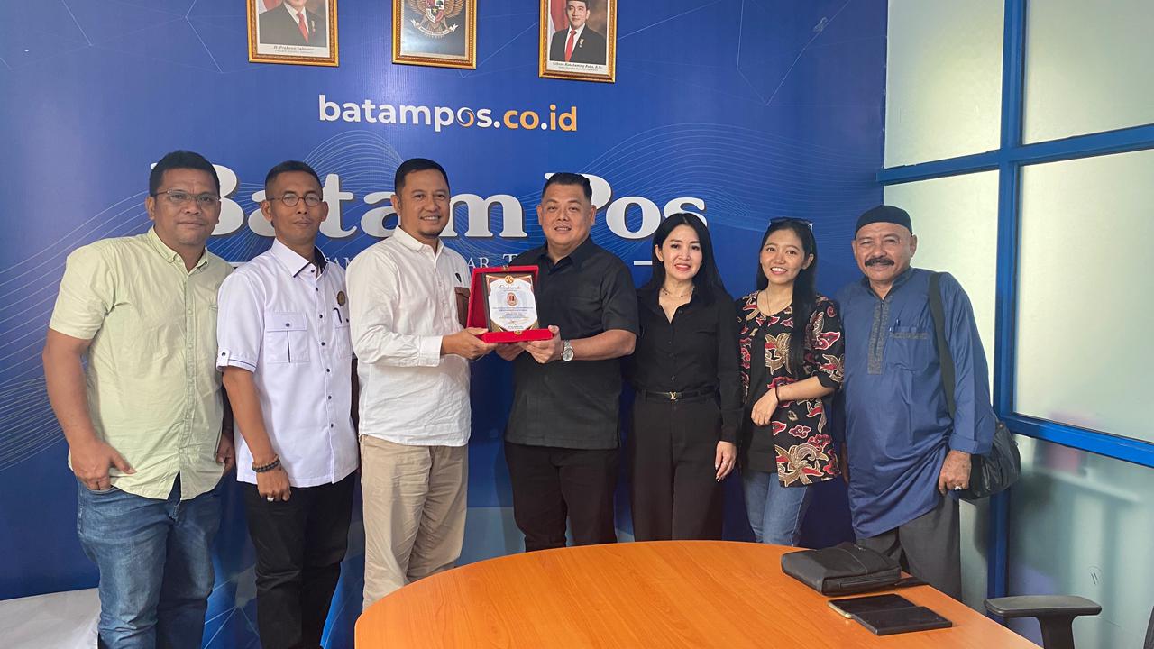 Ketua Appeknas Kepri Gilbert Hoo menyerahkan cenderama kepada direktur batampos.co.id Yusuf Hidayat.