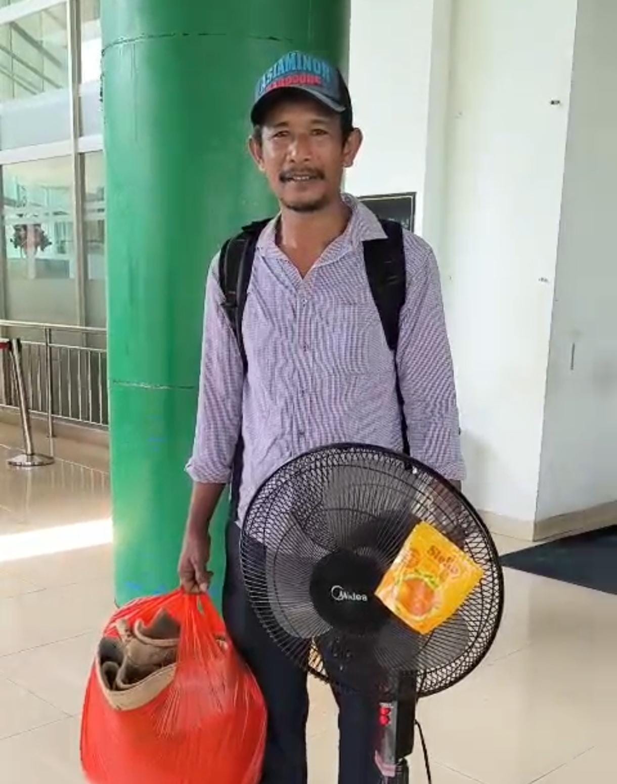 Keluarga pasien saat membawa kipas angin sendiri, karena AC RS RAT tidak menyala.