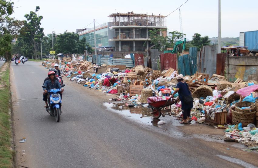 Tumpukan sampah yang belum terangkut terlihat menumpit ditepi jalan Duyung Jodoh, Jumat (32/10). Kondisi ini menjadi pemandangan yang kurang enak di lihat dan juga terlihat kotor.