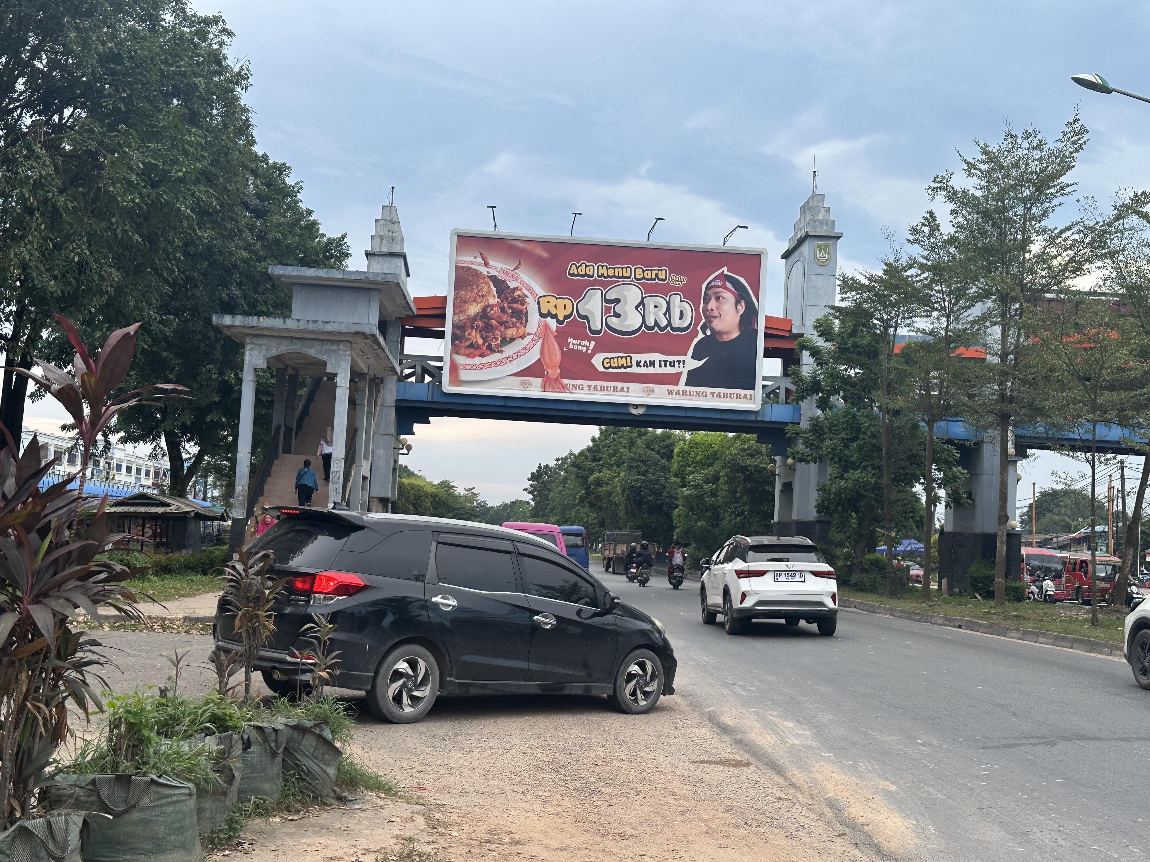 Baliho yang ada di JPO di daerah Batuaji, Batam.
