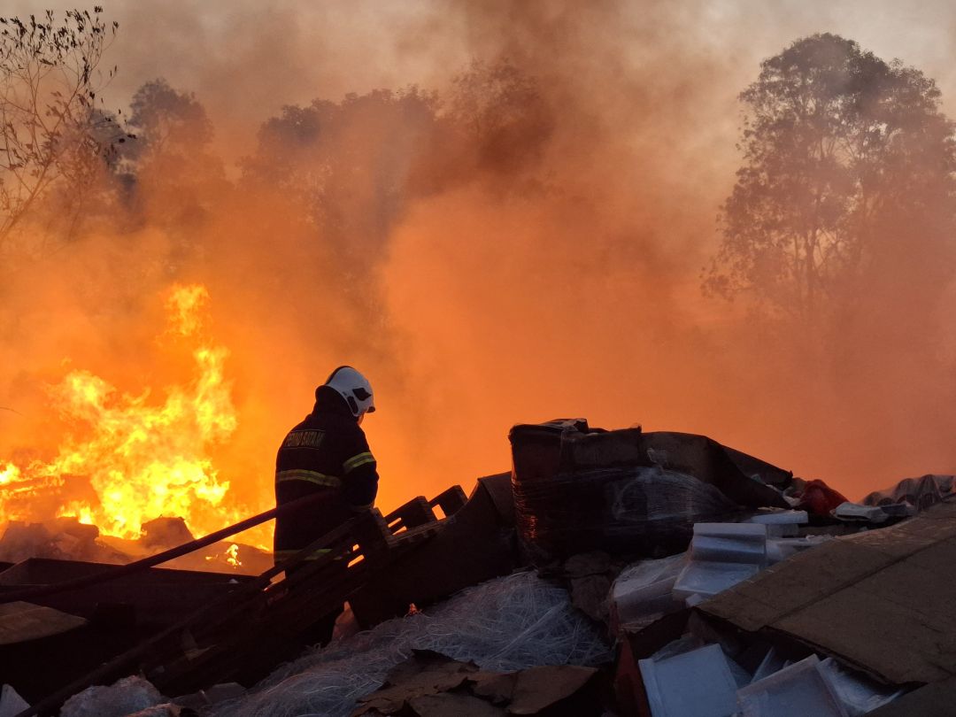Tumpukan barang bekas yang terbakar