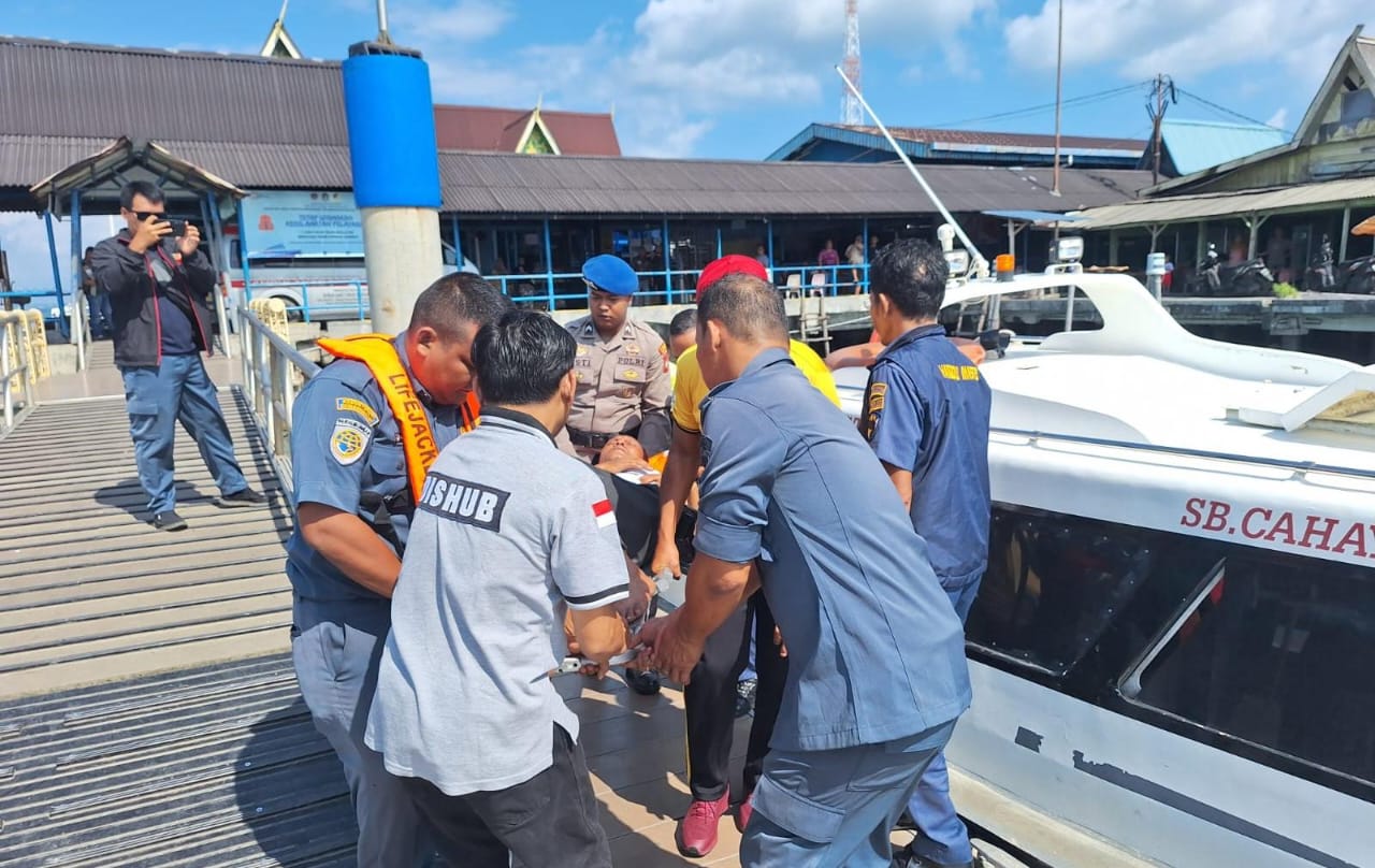 Petugas mengevakuasi nakhoda SB Cahaya Bintan, Nuriman ke rumah sakit saat tiba di Pelabuhan Bulang Linggi, Tanjunguban, Sabtu (1/11).