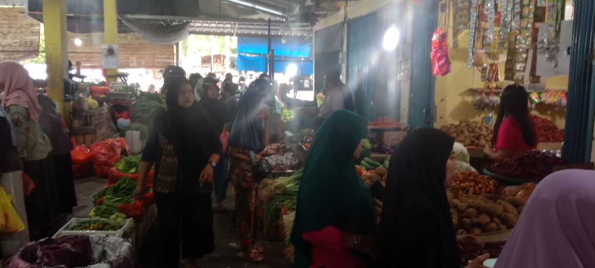 Masyarakat sedang berbelanja di Pasar Puan Maimun.