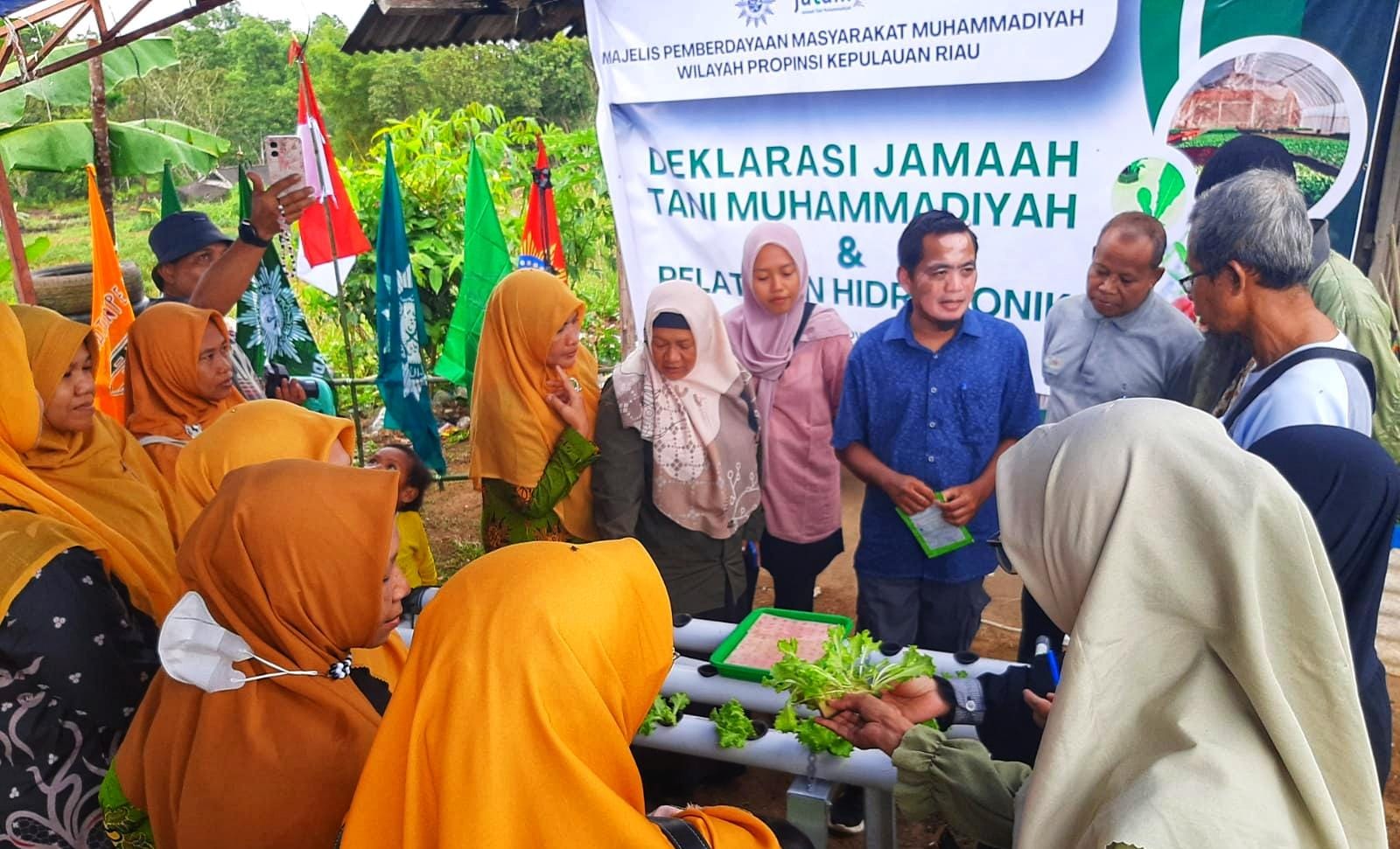 Petani mengikuti pelatihan hidroponik dalam upaya mendorong kemandirian pangan dalam kegiatan deklarasi Jamaah Tani Muhammadiyah di Desa Lancang Kuning, Kecamatan Bintan Utara pada Sabtu (1/11).