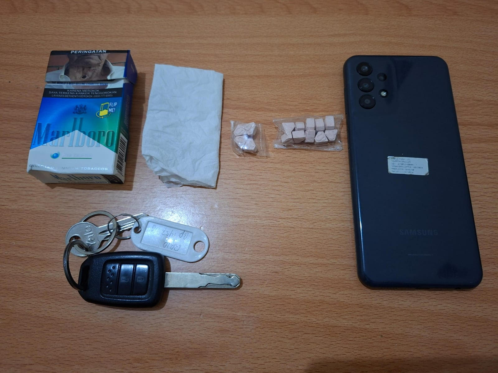 Barang Bukti yang diamankan polisi dari pengedar narkoba.