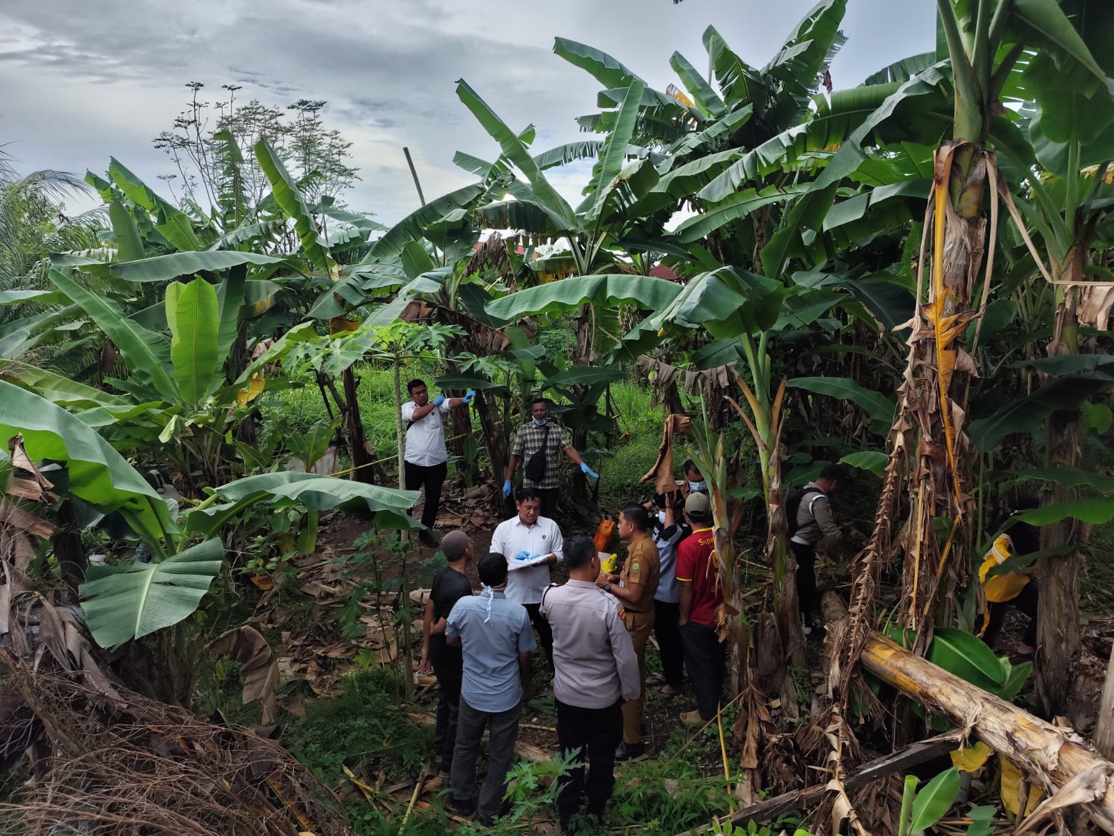 Polisi saat melakukan olah TKP penemuan jasad Syarikin di sebuah kebun pisang Jalan Wiratno Tanjungpinang, Senin (3/11).