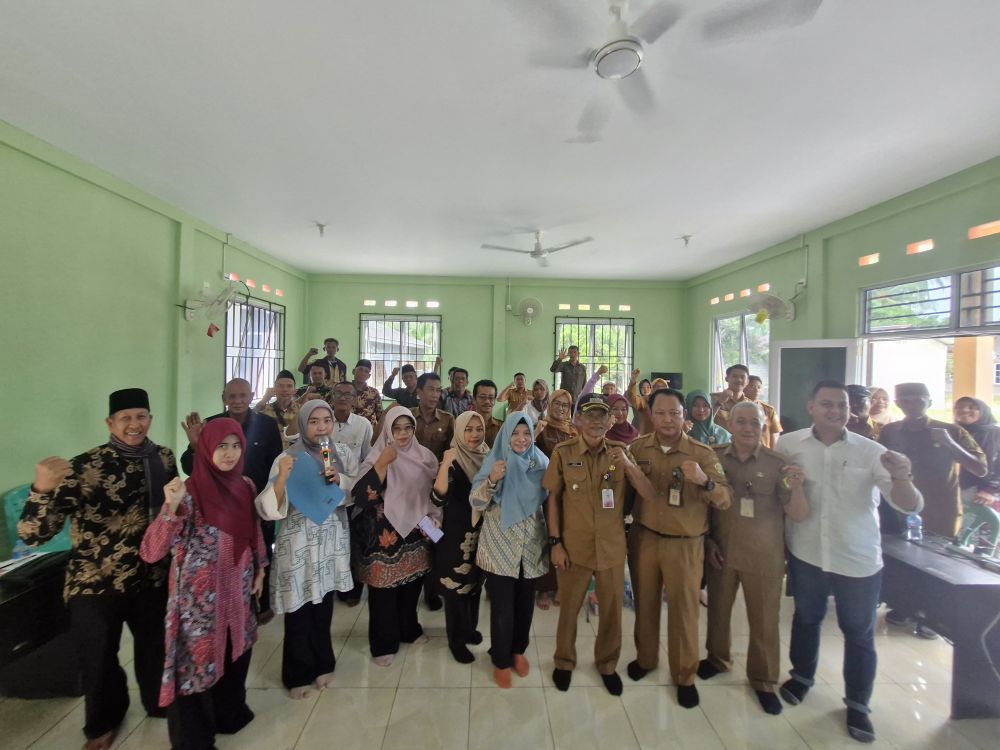 Foto bersama Plt Kepala Dinas P2KBP3A Yeli bersama Camat Selat Gelam dan Satgas PPA Selat Gelam.