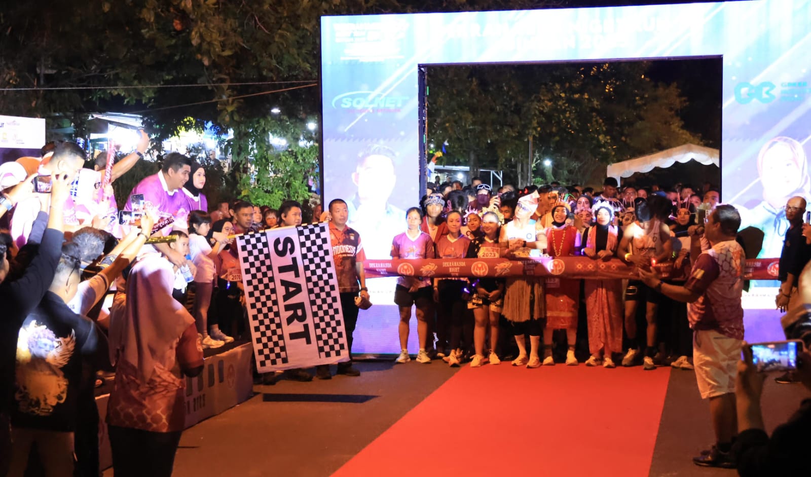 Bupati Bintan, Roby Kurniawan melakukan flag off peserta Dekranasda Night Run 2025 di Kijang, Sabtu (1/11) malam.