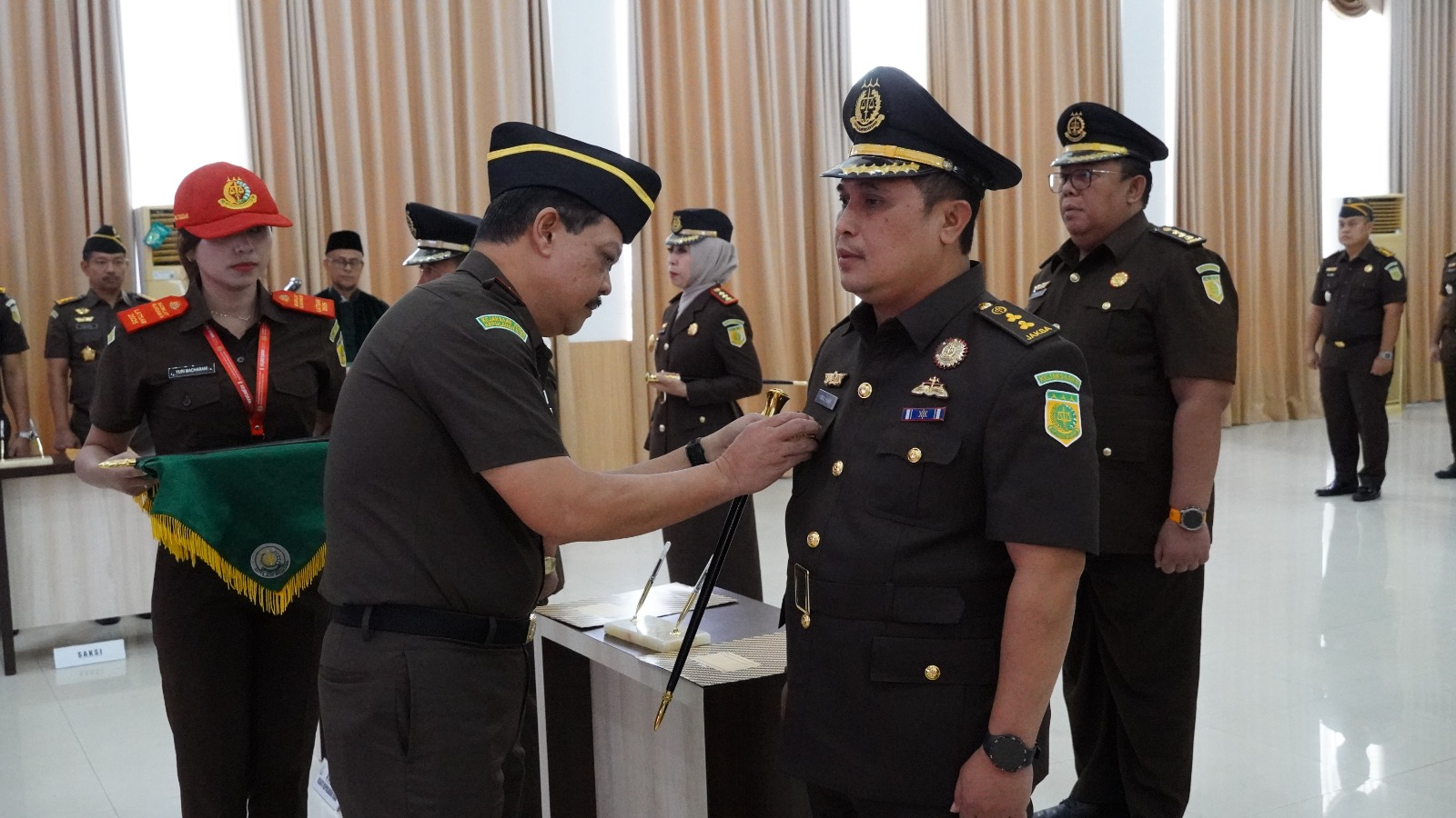 Kajati Kepri, Rully Afandi saat melantik Ismail Fahmi sebagai Asipidsus Kejati Kepri.